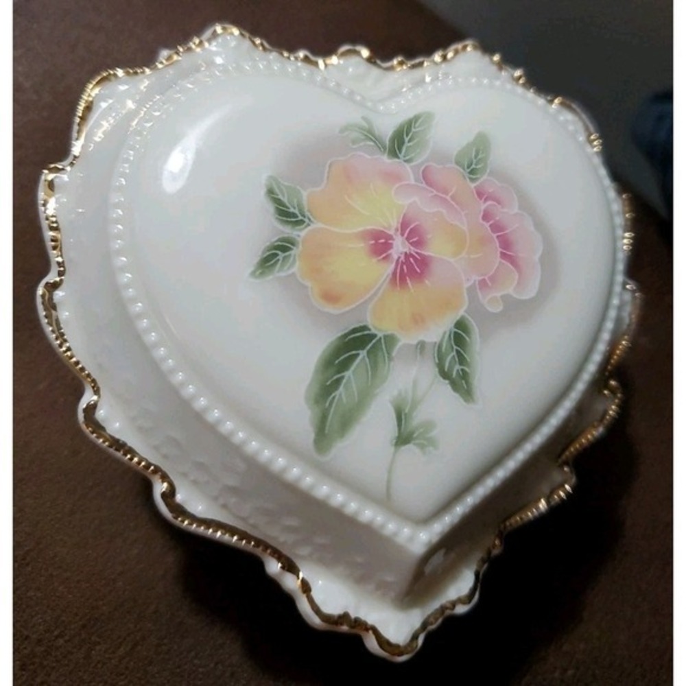 Heritage House Celebration Of Love Porcelain Heart Shaped‎ Music Trinket Box